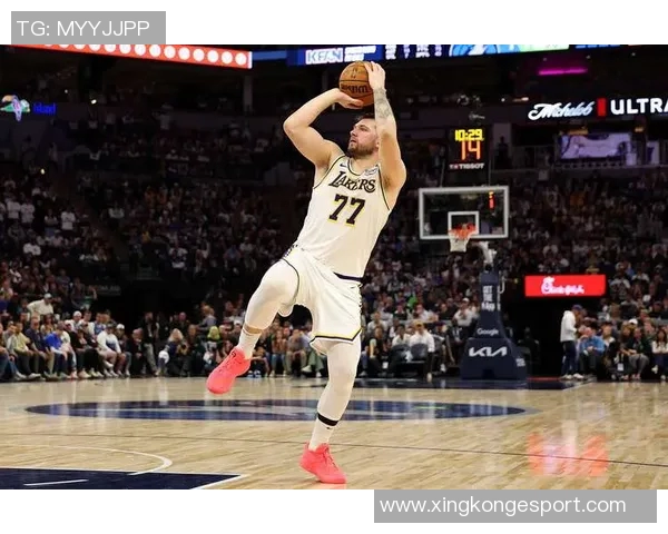 东契奇谈常规赛前训练计划强调球队需理清战术与配合问题 东契奇谈常规赛前训练计划强调球队需理清战术与配合问题