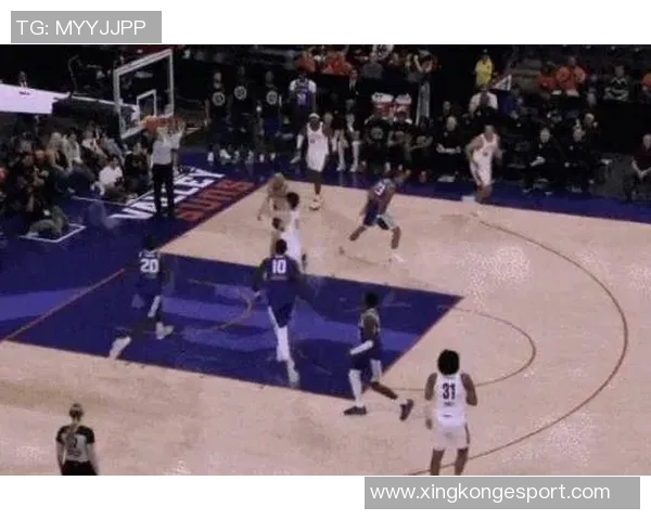 马卢阿奇篮下强势接球转身进攻成功完成21精彩瞬间