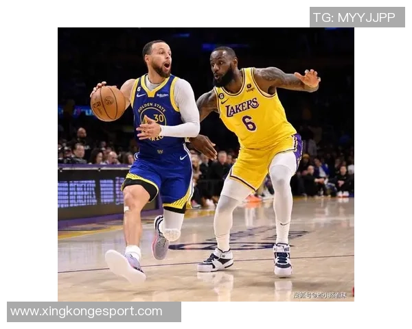 库里遭遇詹姆斯强力盯防拼尽全力才成功摆脱令人叹息的防守挑战