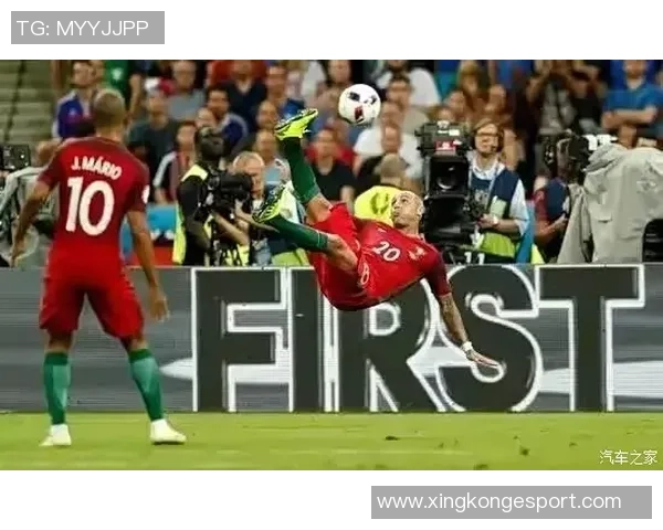 WNBA球星里斯携维密内衣展现完美身材引发时尚热潮 WNBA球星里斯携维密内衣展现完美身材引发时尚热潮