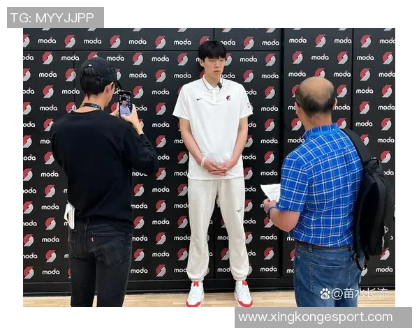 杨瀚森上半场未能登场开拓者暂时领先对手3分继续期待他的表现 杨瀚森上半场未能登场开拓者暂时领先对手3分继续期待他的表现